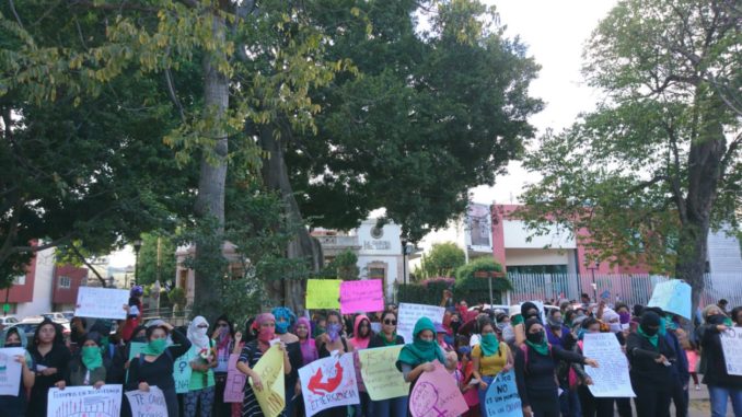 Mujeres protestaron en Oaxaca por los feminicidios en todo el país. Foto: Juana García